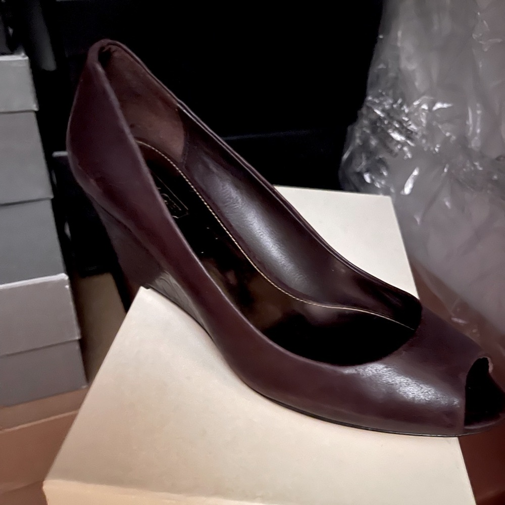 Coach “Kellen” Brown embossed leather peep toe wedge 6M NIB see notes